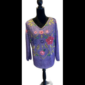 Women’s Purple Floral Blouse Top Size Large measures larger Pullover  V Neck
